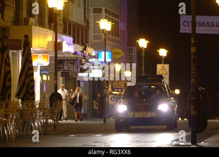 DEU, Allemagne, Essen : voiture de police lors d'une patrouille de nuit dans le centre-ville, de la gare. La police tous les jours la vie. À partir d'un agent Banque D'Images