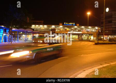 DEU, Allemagne, Essen : voiture de police lors d'une patrouille de nuit dans le centre-ville, de la gare. La police tous les jours la vie. À partir d'un agent Banque D'Images