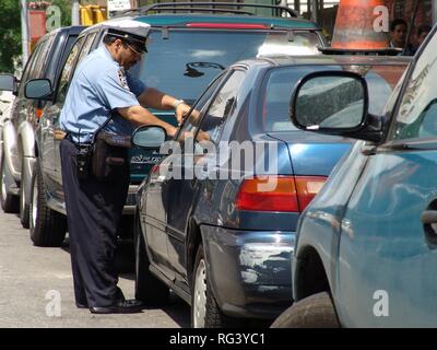 USA, United States of America, New York City : trafic policier écrit un billet de stationnement. Banque D'Images