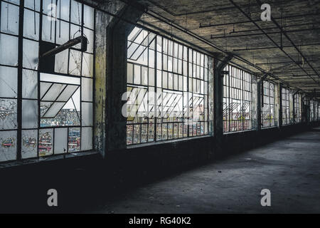 Vue de l'intérieur de l'usine l'usine Fisher Body abandonnés à Detroit. L'usine est abandonnée et vacant depuis. Photo prise à Detroit. Banque D'Images
