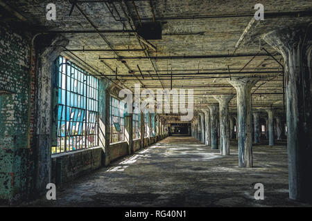 Vue de l'intérieur de l'usine l'usine Fisher Body abandonnés à Detroit. L'usine est abandonnée et vacant depuis. Photo prise à Detroit. Banque D'Images