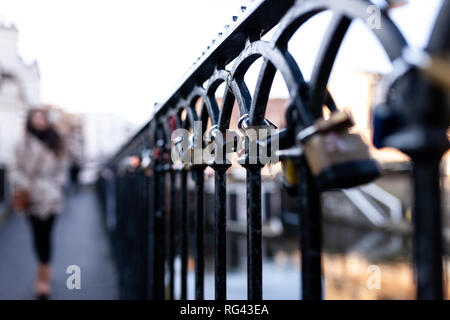 Londres, Angleterre - le 20 janvier 2019. Serrures, signé et à gauche par des couples sont jointes aux clôtures et balustrades dans Camden Market. Banque D'Images