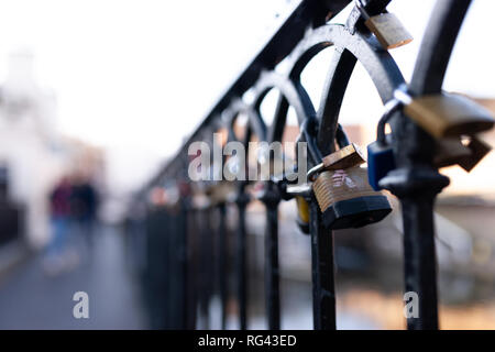 Londres, Angleterre - le 20 janvier 2019. Serrures, signé et à gauche par des couples sont jointes aux clôtures et balustrades dans Camden Market. Banque D'Images