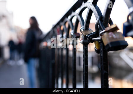 Londres, Angleterre - le 20 janvier 2019. Serrures, signé et à gauche par des couples sont jointes aux clôtures et balustrades dans Camden Market. Banque D'Images