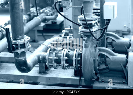 Ensemble de deux pompes à eau avec leurs clés et leurs pipes, noir et blanc photographie industrielle avec une tonalité bleuâtre Banque D'Images