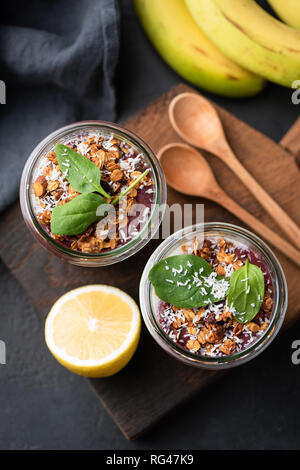 Petit-déjeuner en jar : muesli avec des fruits en pot. Vue de dessus, selective focus Banque D'Images