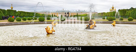 1 juillet 2018 : Saint-Pétersbourg, Russie : Regard sur le palais de Peterhof, avec les touristes qui arrivent, grâce à la fontaine d'eau Banque D'Images