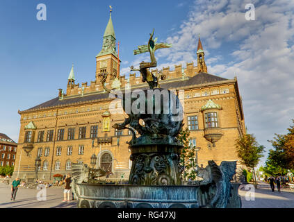 26 juin 2018 - Copenhague, Danemark : le palais de justice et place avec fontaine statue bull Banque D'Images