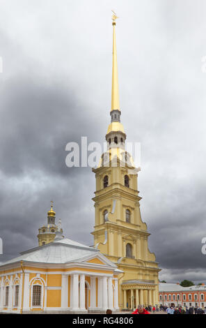 30 juin 2018- Saint-Pétersbourg, Russie : l'extérieur de la Cathédrale Saint Pierre et Paul, montrant le beau clocher d'or et les touristes sous un ciel couvert Banque D'Images