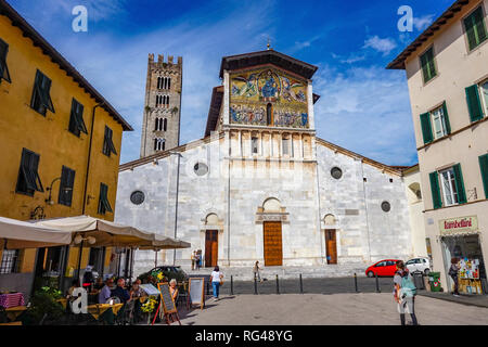 Lucca, Toscane Italie - 09.15.2017 : Basilique de San Frediano avec les gens de manger à l'extérieur Banque D'Images