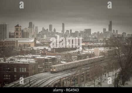 Moody Chicago skyline avec de la neige et de former sur le froid et nuageux jour Banque D'Images