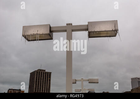 Glaçons pendant de gelés sur les plafonniers jour extrêmement froid en milieu urbain avec ciel couvert ciel gris Banque D'Images