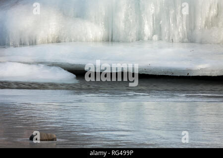 La glace dans la rivière Elbow à Kananaskis, près de Bragg Creek, en Alberta, Canada, le jour d'hiver chaud (12 C) grâce à un chinook. Banque D'Images