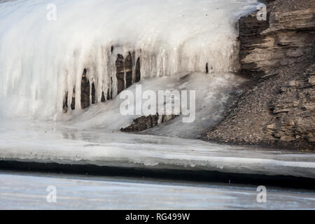 La glace dans la rivière Elbow à Kananaskis, près de Bragg Creek, en Alberta, Canada, le jour d'hiver chaud (12 C) grâce à un chinook. Banque D'Images