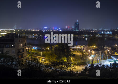 BELGRADE, SERBIE - 8 novembre, 2014 : Skyline de New Belgrade (Beograd) vu par nuit à partir de la forteresse de Kalemegdan. Les principaux monuments de la dist Banque D'Images