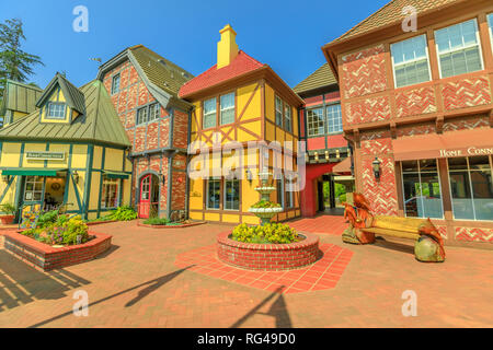 Solvang, Californie, États-Unis - 10 août 2018 : bâtiments colorés à traditionnel village danois Solvang célèbre pour l'architecture européenne Banque D'Images