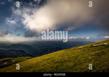 Vue du Rax plateau, plein de produits frais, vert pré herbeux avec spectaculaire bleu ciel nuageux vers la vallée et les collines des Alpes Banque D'Images