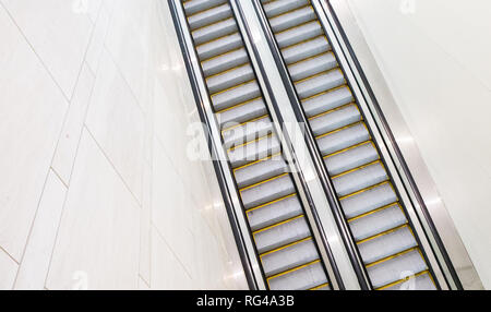 Les deux ensembles de haut en bas des escaliers mécaniques dans un hôtel centre de congrès avec personne d'équitation. et vers le bas dans un escaltors hotel convention center avec personne Banque D'Images