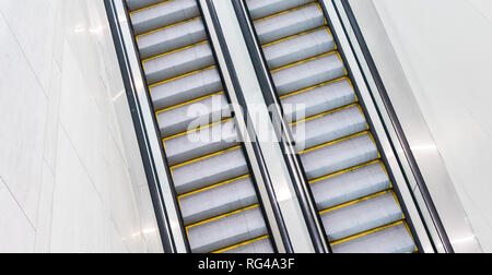 Les deux ensembles de haut en bas des escaliers mécaniques dans un hôtel centre de congrès avec personne d'équitation. et vers le bas dans un escaltors hotel convention center avec personne Banque D'Images