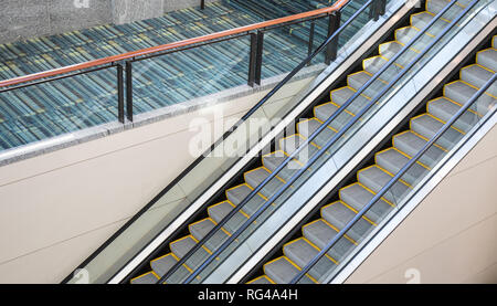 Les deux ensembles de haut en bas des escaliers mécaniques dans un hôtel centre de congrès avec personne d'équitation. Banque D'Images