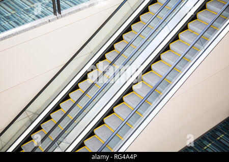 Les deux ensembles de haut en bas des escaliers mécaniques dans un hôtel centre de congrès avec personne d'équitation. Banque D'Images