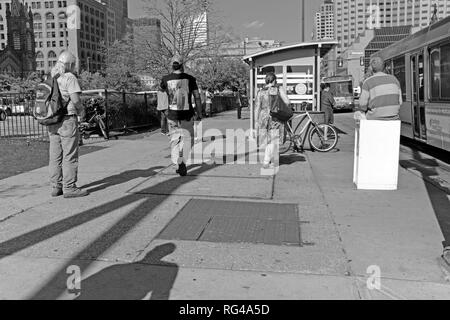 Le centre-ville de Cleveland en Ohio au paysage un arrêt de bus public sur la place publique au cours de l'automne en noir et blanc. Banque D'Images