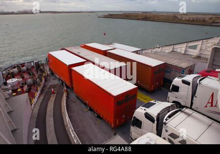 Les camions et les camions en stationnement sur le pont du ferry DFDS Seaways "unkirk', Dunkerque, France. Banque D'Images