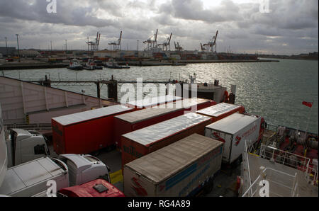 Les camions et les camions en stationnement sur le pont du ferry DFDS Seaways "unkirk', Dunkerque, France. Banque D'Images