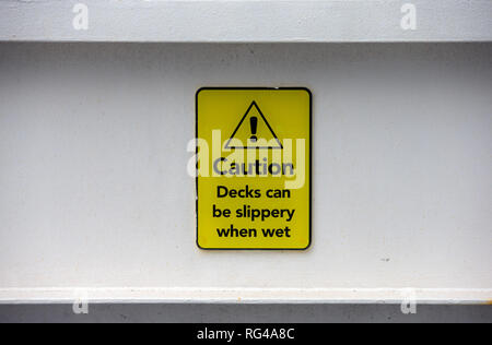 Attention le pont peut être glissante lorsque mouillée signe sur un car-ferry, Dunkerque, France. Banque D'Images