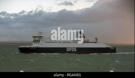 Le Car-ferry DFDS Seaways' 'Dplus de traverser la Manche entre Calais et Dunkerque. Banque D'Images