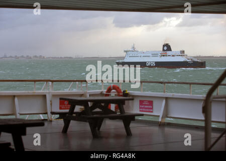 Le Car-ferry DFDS Seaways' 'Dplus de traverser la Manche entre Calais et Dunkerque, vu depuis le pont du Dunkerque Seaways ferry. Banque D'Images