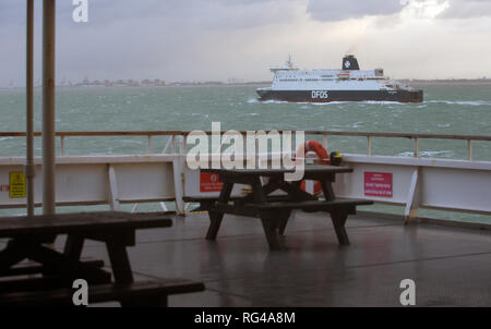 Le Car-ferry DFDS Seaways' 'Dplus de traverser la Manche entre Calais et Dunkerque, vu depuis le pont du Dunkerque Seaways ferry. Banque D'Images