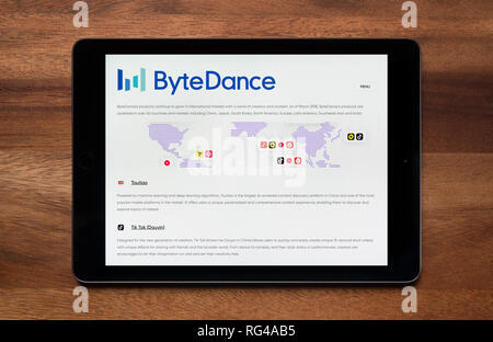 Le site web d'ByteDance est vu sur un iPad tablet, qui repose sur une table en bois (usage éditorial uniquement). Banque D'Images