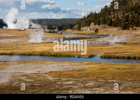 WY03002-00...WYOMING - La rivière Firehole serpentant dans Midway Geyser Basin dans le Parc National de Yellowstone. Banque D'Images