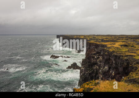 Océan Atlantique et black rock Cliff de l'ouest de la côte d'Islande, Péninsule de Snæfellsnes, l'Islande Banque D'Images