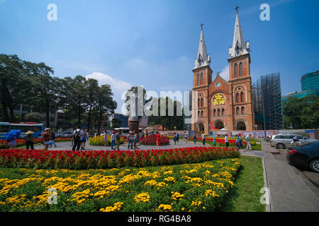 La Cathédrale Notre Dame ou Nha Tho Duc Ba. Photo de la basilique-cathédrale Notre-Dame de Saigon ou Basilique Cathédrale officiellement Banque D'Images