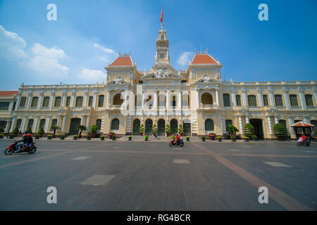L'Hôtel de Ville d'Ho Chi Minh ou Ho Chi Minh Ville du peuple chargé d'une journée ensoleillée. Ho Chi Minh Ville, Viet Nam Banque D'Images