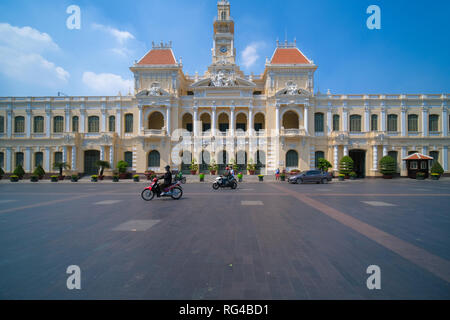 L'Hôtel de Ville d'Ho Chi Minh ou Ho Chi Minh Ville du peuple chargé d'une journée ensoleillée. Ho Chi Minh Ville, Viet Nam Banque D'Images