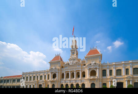 L'Hôtel de Ville d'Ho Chi Minh ou Ho Chi Minh Ville du peuple chargé d'une journée ensoleillée. Ho Chi Minh Ville, Viet Nam Banque D'Images