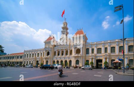 L'Hôtel de Ville d'Ho Chi Minh ou Ho Chi Minh Ville du peuple chargé d'une journée ensoleillée. Ho Chi Minh Ville, Viet Nam Banque D'Images