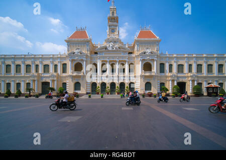 L'Hôtel de Ville d'Ho Chi Minh ou Ho Chi Minh Ville du peuple chargé d'une journée ensoleillée. Ho Chi Minh Ville, Viet Nam Banque D'Images