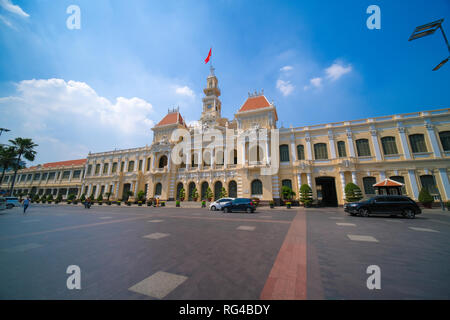 L'Hôtel de Ville d'Ho Chi Minh ou Ho Chi Minh Ville du peuple chargé d'une journée ensoleillée. Ho Chi Minh Ville, Viet Nam Banque D'Images