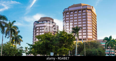 Les immeubles de bureaux le long Point Phillips Flagler Drive sur le centre-ville de West Palm Beach, Floride bord de l'eau. (USA) Banque D'Images