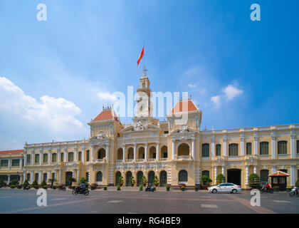 L'Hôtel de Ville d'Ho Chi Minh ou Ho Chi Minh Ville du peuple chargé d'une journée ensoleillée. Ho Chi Minh Ville, Viet Nam Banque D'Images