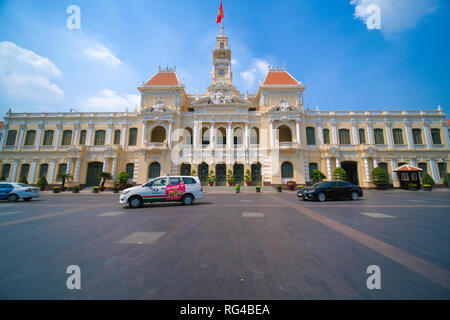 L'Hôtel de Ville d'Ho Chi Minh ou Ho Chi Minh Ville du peuple chargé d'une journée ensoleillée. Ho Chi Minh Ville, Viet Nam Banque D'Images