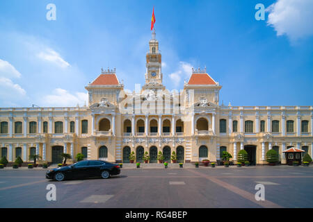 L'Hôtel de Ville d'Ho Chi Minh ou Ho Chi Minh Ville du peuple chargé d'une journée ensoleillée. Ho Chi Minh Ville, Viet Nam Banque D'Images