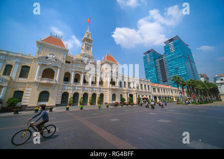 L'Hôtel de Ville d'Ho Chi Minh ou Ho Chi Minh Ville du peuple chargé d'une journée ensoleillée. Ho Chi Minh Ville, Viet Nam Banque D'Images