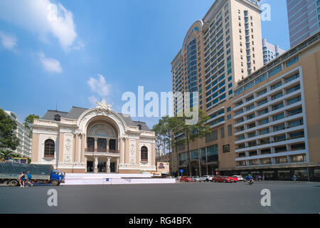 Sai Gon Opera House ou statues gréco-romaine Femme Vieil Opéra Théâtre Municipal. Opéra de Saigon est endroits célèbres pour les voyages à Ho Chi Minh city Banque D'Images