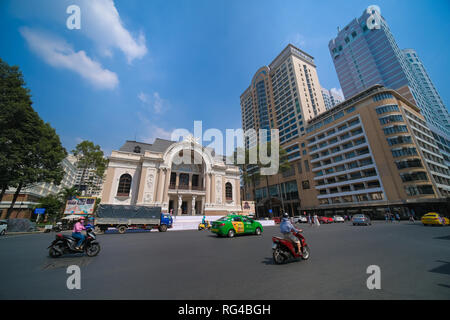 Sai Gon Opera House ou statues gréco-romaine Femme Vieil Opéra Théâtre Municipal. Opéra de Saigon est endroits célèbres pour les voyages à Ho Chi Minh city Banque D'Images