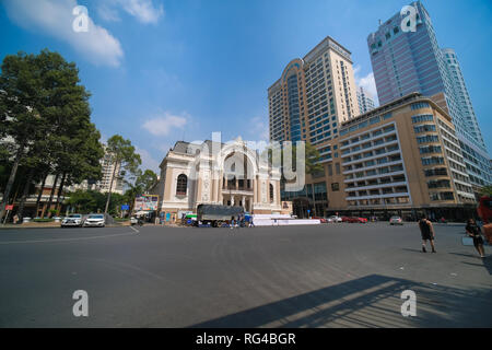 Sai Gon Opera House ou statues gréco-romaine Femme Vieil Opéra Théâtre Municipal. Il s'agit d'endroits célèbres pour les voyages à Ho Chi Minh Ville, Vietnam Banque D'Images